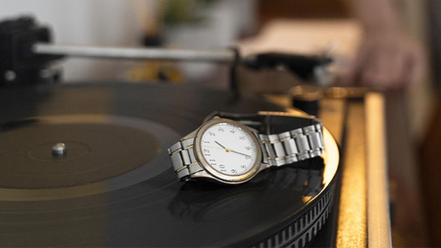 Il-fascino-del-vintage-perché-orologi,-vestiti,-casse-acustiche-e-automobili-del-passato-sono-tornati-di-moda